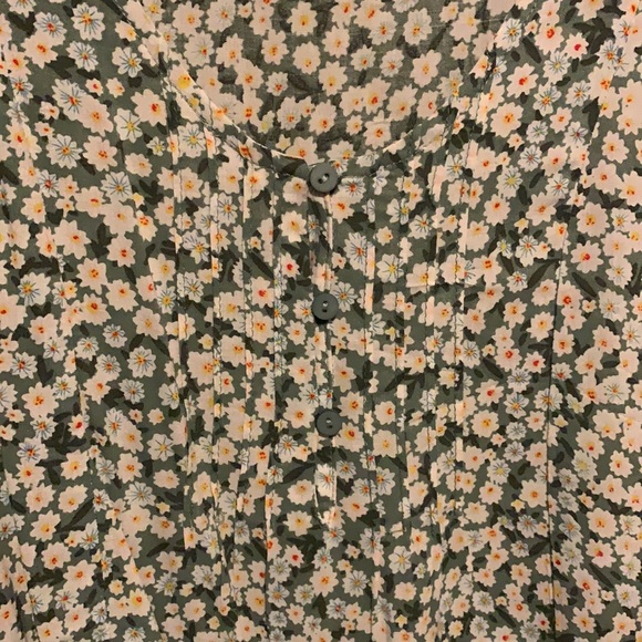 NWT Floral Blouse - Picture 4 of 4